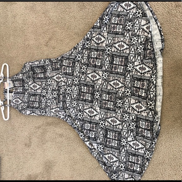 Halter style dress!!✨OFFER - Picture 4 of 5